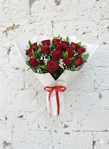 Beyaz Ambalajlı Kırmızı Gül Buket